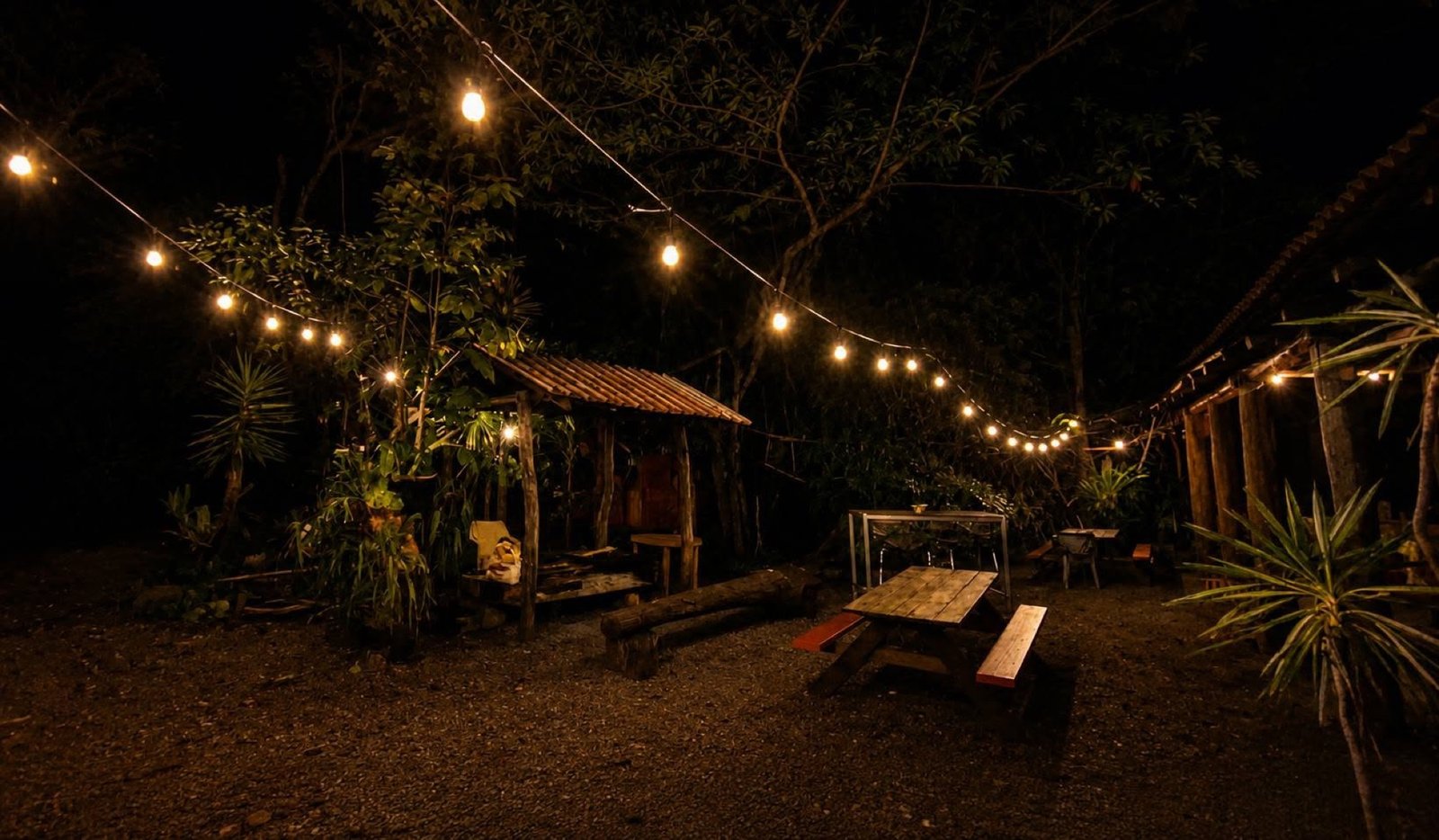 Le grand fare d'Oasis 56 illuminé de guirlandes la nuit